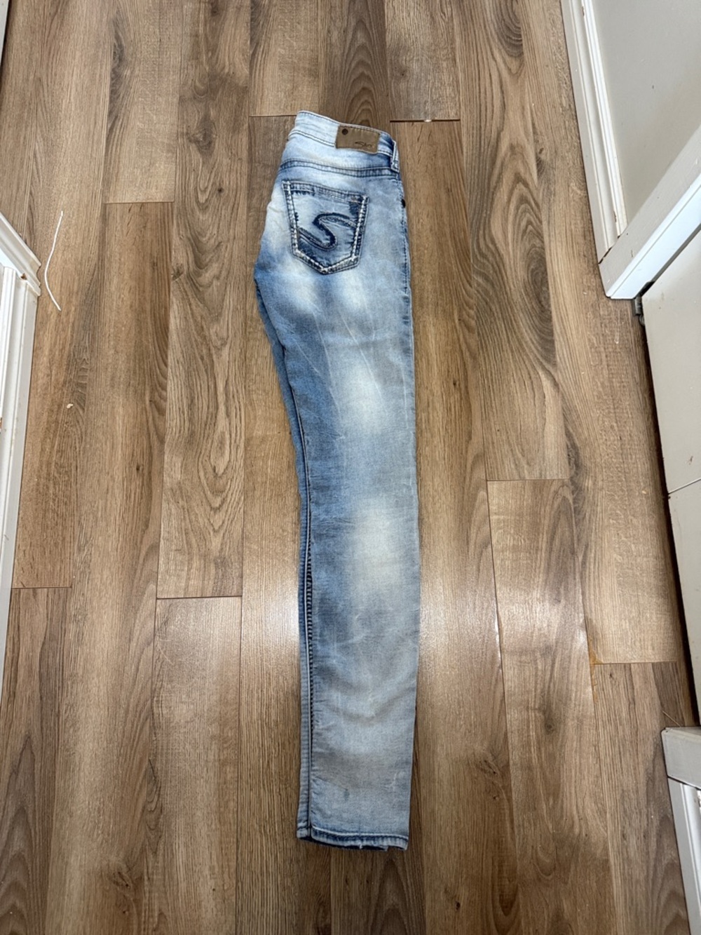 Light Wash Skinny Jeans with Back Pocket Embroidery